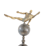 Escultura Atleta Equilibrista sobre Esfera